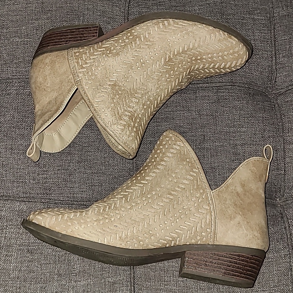 Serra Bootie Women size 8 Beige Split Shaft Ankle Boot Block Heel - Picture 8 of 11